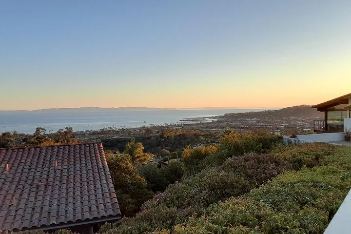 Vue pittoresque surplombant Santa Barbara, l'océan et les îles lointaines au coucher du soleil.